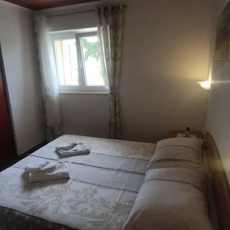 Charming One Bedroom - One Bedroom *