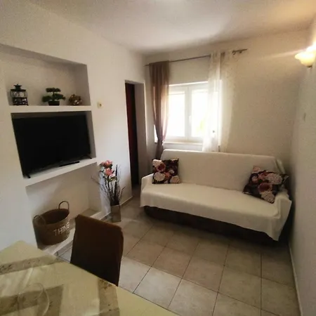Charming One Bedroom - One Bedroom Apartmán Povljana